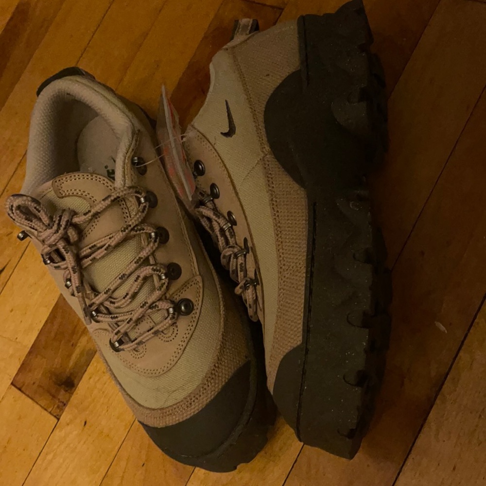 Nike Lahar Low Hiking Sneakers